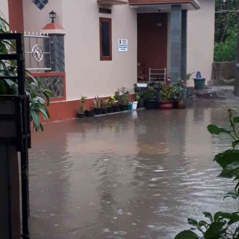 Ilustrasi bencana banjir di lingkungan permukiman. Foto: Dok. Anissa M.S.