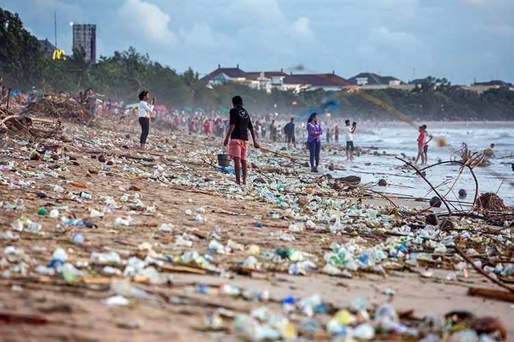 Celah Kebaikan Di Antara Sampah Plastik Yang Berserakan Halaman 1 ...