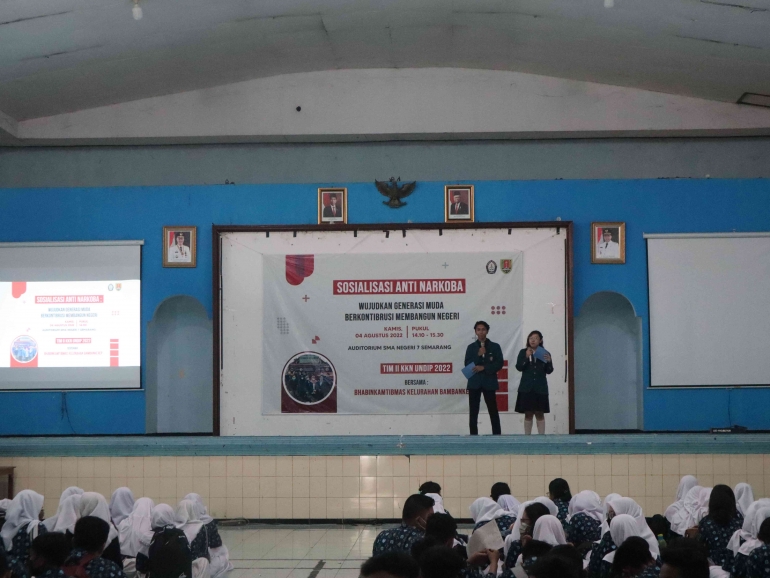 Mahasiswa KKN Tim II Undip melakukan sosialisasi anti narkoba di SMAN 7 Semarang (dokpri)