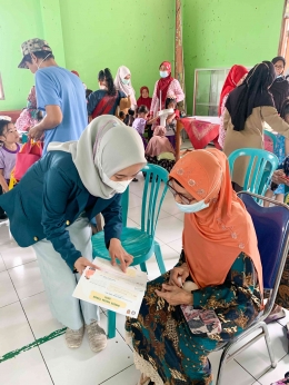 Mahasiswa KKN TIM II UNDIP melakukan edukasi mengenai penyakit tidak menular menggunakan media booklet di Posbindu Lansia, Kelurahan Kalibanteng Kidul, Kota Semarang pada Sabtu (16/07)./dokpri