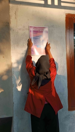 Penempelan Pamflet syarat dan prosedur pendaftaran KTP di Dusun se Desa pendem, dokpri