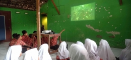 Mahasiswa KKN Tim II Undip memberikan materi pembelajaran berupa video seputar Proklamasi di SDN 04 Wirun