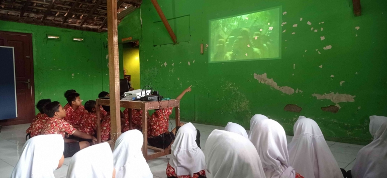 Mahasiswa KKN Tim II Undip memberikan materi pembelajaran berupa video seputar Proklamasi di SDN 04 Wirun