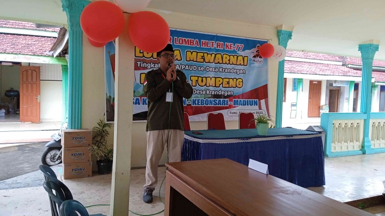 Mas Mohammad Za'im, panitia lomba tumpeng, sedang memandu jalannya lomba. Sambil menunggu peserta yang belum datang (dokpri by IYeeS) 