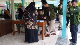 Panitia Lomba tumpeng desa krandegan sedang melayani pendaftaran peserta (dokpri by IYeeS) 