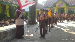 Ibu Kepala Sekolah melepas keberangkatan salah satu regu putra | Foto: Siti Nazarotin 