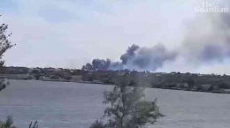 Sejumlah ledakan terjadi di pangkalan militer Saky di Novofedorivka, di pantai barat Krimea pada Selasa (9/8/22) Foto: via tribunwow.com