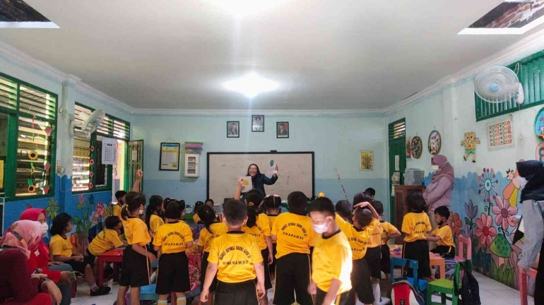 Belajar Membaca sambil mencari objek disekitar sesuai bacaan, TK Nusa Indah Lamper Tengah - Kelas B