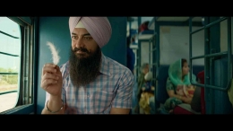 Penampilan Amir Khan sebagai Laal yang menceritakan kisahnya kepada orang yang ada di satu kereta (sumber foto: imdb)