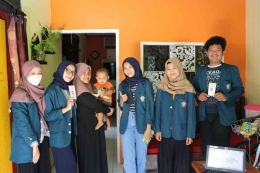 Foto : bersama Ibu Ristifani (pemilik usaha telur asin) pada 6 Agustus 2022