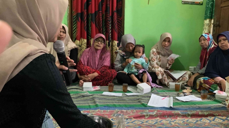 Praktek Pembuatan Sabun Batang dari Minyak Jelantah di depan ibu-ibu PKK RT 4 RW 8 Desa Bojongsari