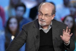 Salman Rushdie (Sumber: kompas.com)