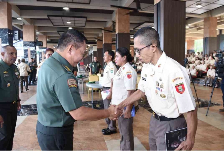 Penulis saat menerima cinderamata dari Bapak Kasad Jenderal TNI Dudung Abdurahman | Dokumen Pribadi