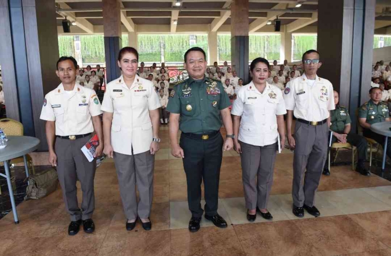 Penulis saat kesempatan foto bersama dengan Kasad Jenderal TNI Dudung Abdurahman