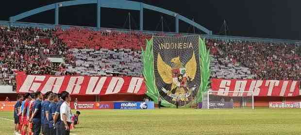 Suporter Indonesia membentangkan koreo garuda berukuran raksasa di Stadion Maguwoharjo, Sleman, Jawa Tengah (12/8/2022) Foto: AFF via Sindonews.com.