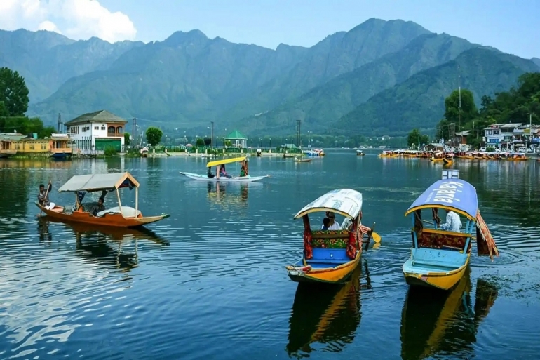 Danau Dal di Srinagar, Jammu dan Kashmir, India. | Sumber: tourismindia.com