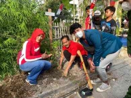 Anggota DPRD Kota Semarang, H. Meidiana Kuswara melakukan penanaman Bibit Pohon bersama Lurah Kelurahan Pedurungan Lor dan Mahasiswa KKN/dokpri