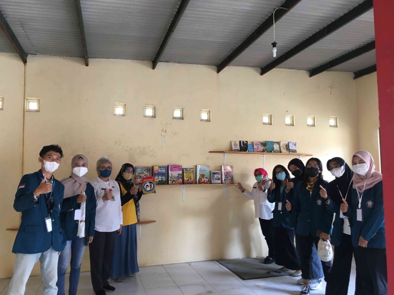Peresmian Pojok Baca oleh Pihak Kelurahan Kalibanteng Kidul (Dok. pribadi)