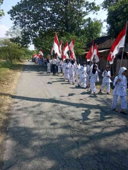 Para Karateka mengikuti Kirab Bendera menuju Omah Bendera Wonosegoro. Dokpri