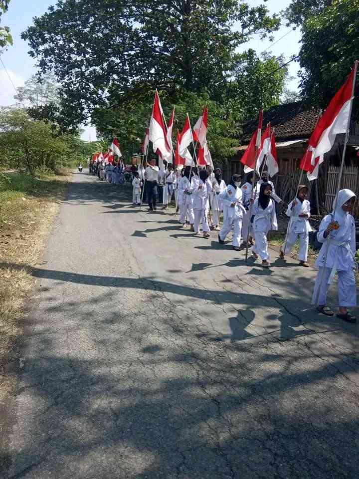 Para Karateka mengikuti Kirab Bendera menuju Omah Bendera Wonosegoro. Dokpri