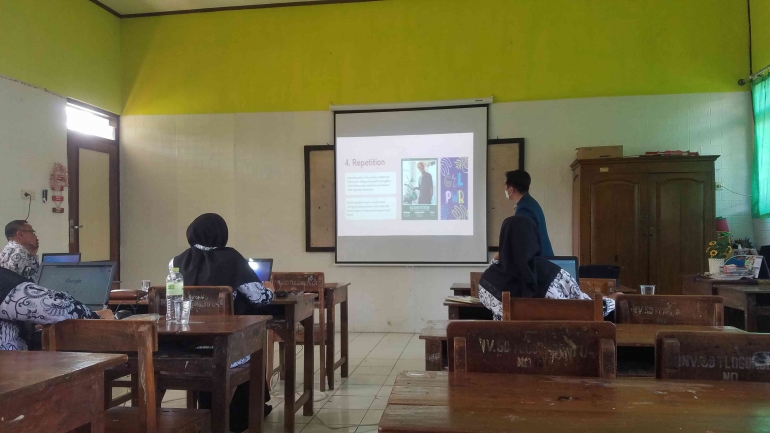 Bernardinus Hendra Natadiria, Mahasiswa KKN Tim II Universitas Diponegoro 2022 dari Prodi Informatika  menyampaikan materi prinsip dasar desain grafis. (Dokpri)