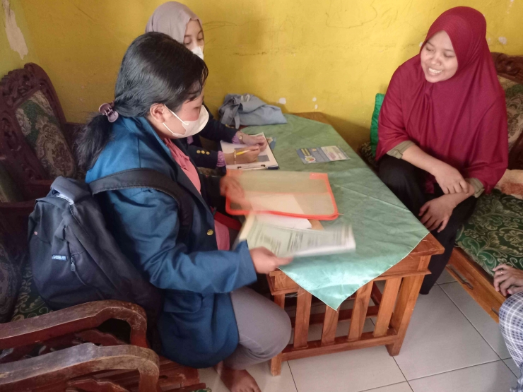 Mahasiswi KKN Tim II Undip 2022 Adakan Pengechekan Kondisi Arsip Keluarga di Kelurahan Ngaliyan