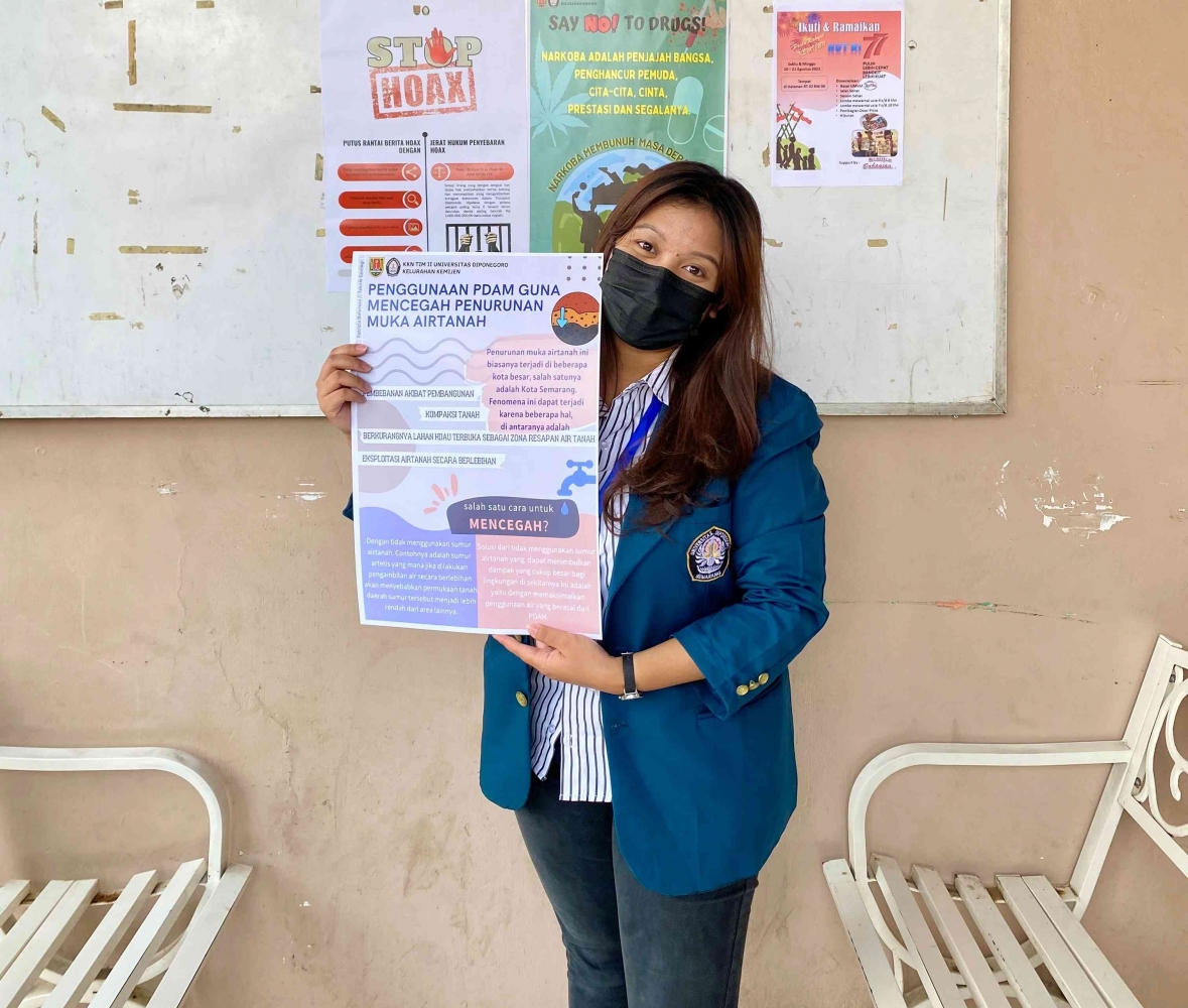 Foto Artikel : Mahasiswa Undip Menempelkan Poster Pentingnya Pemakaian ...