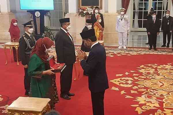 Putri Ajip Rosidi (alm.) Titi Surti Nastiti menerima tanda kehormatan dari Presiden Jokowi (Sumber: kompas.com/Ardito RD)