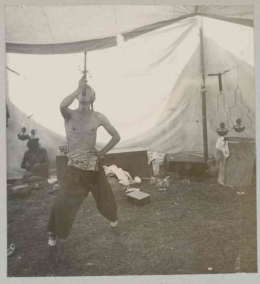 Seorang Tionghoa memainkan akrobat. Sumber: Digital Collection Leiden University Libraries