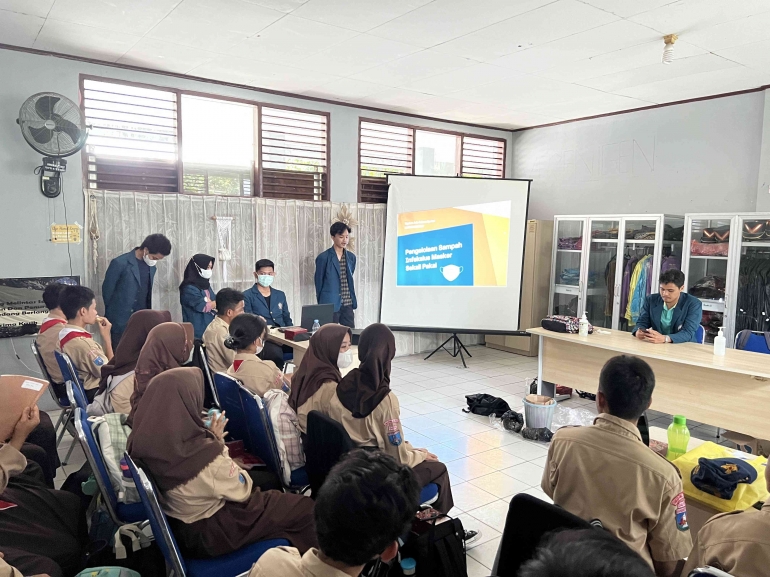Pemaparan Materi Pengelolaan Sampah Infeksius Masker di SMP Negri 9 Tangerang Selatan/Dokumentasi pribadi