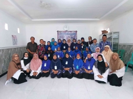 Para peserta dan pengurus Sekolah Lansia Istiqomah bersama para pejabat setempat pada kegiatan Masa Orientasi Siswa