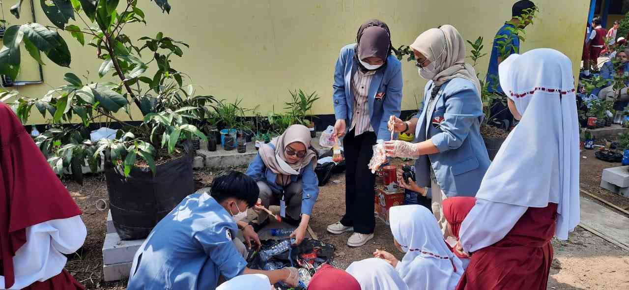 KKN Tematik UPI 2022: Pemanfaatan Limbah Sampah Botol Plastik Menjadi ...