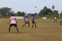Foto: Sumardin salah satu gelandang Nambo FC saat berduel udara dengan pemain lawan. (dokpri)