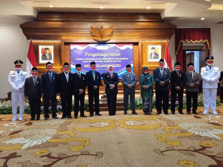 Berfoto bersama Bu Khofifah, gubernur Jatim usai penyerahan Satya Lencana emas (dokumentasi panitia)