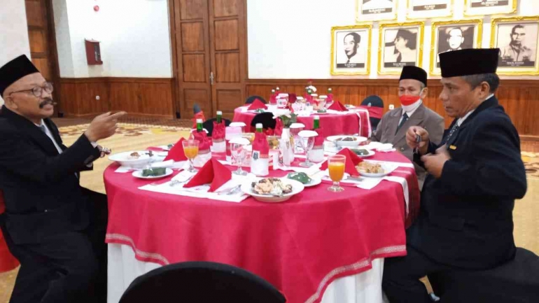 Para penerima anugrah Satya lancana Karya Satya dijamu makan malam di Gedung Grahadi Surabaya(dokpri)