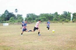 Foto: Diman Jr salah satu striker Nambo FC lolos dari pengawalan pemain Gasko. (dokpri)