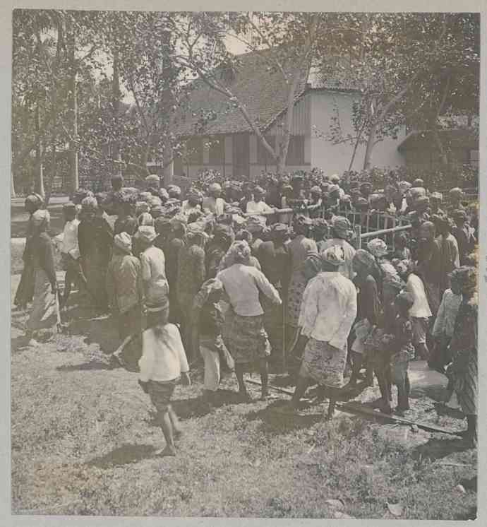 Pengunjung berkerumun di sebuah arena. Sumber: Digital Collection Leiden University Libraries