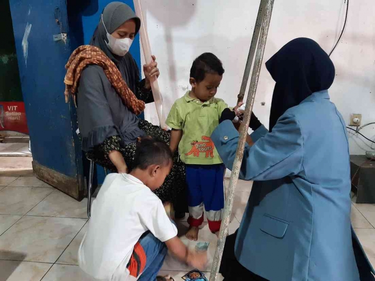 Mengukur Lingkar Lengan Anak Usia Dini