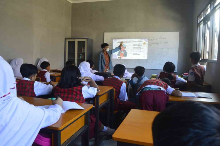 Pematerian Mahasiswa KKN Mengenai Vitamin D Kepada Siswa-Siswi SD Trikarsa
