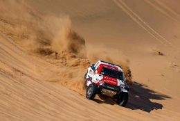 Hi Lux GR Dakar beraksi di salah satu etape Dakar Rally (Instagram @dakarrally)