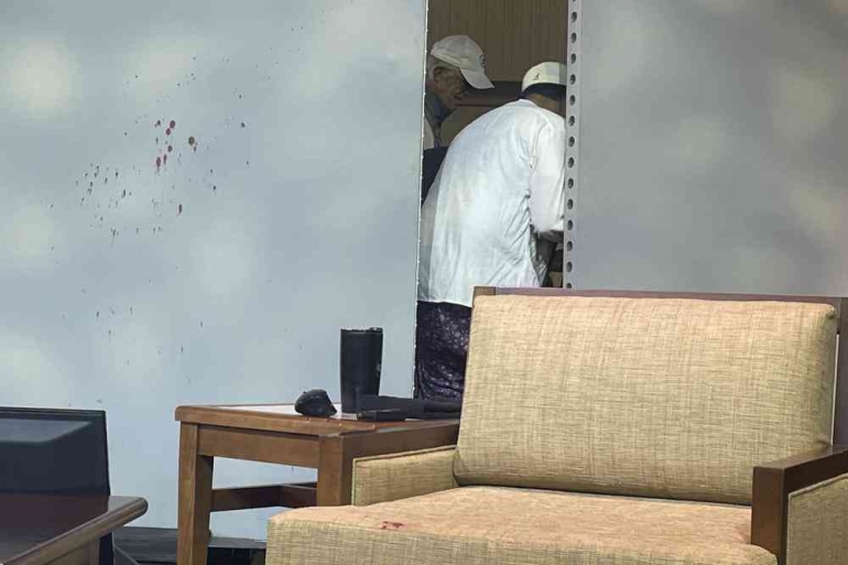 Bercak darah di dinding dan kursi  saksi bisu penikaman Salman Rushdie. Photo: AP Photo/Joshua Goodman 