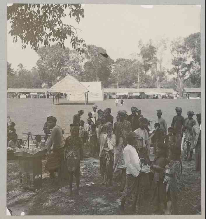 Pedagang kaki lima di bawah pohon. Sumber: Digital Collection Leiden University Libraries