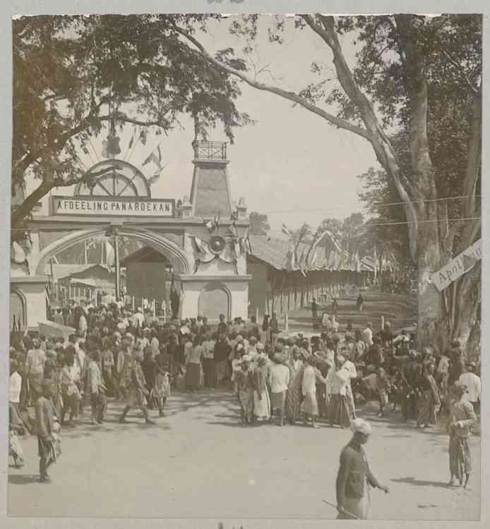 Pengunjung berjubel, antri untuk masuk ke anjungan Afdeeling Panaroekan. Sumber: Digital Collection Leiden University Libraries