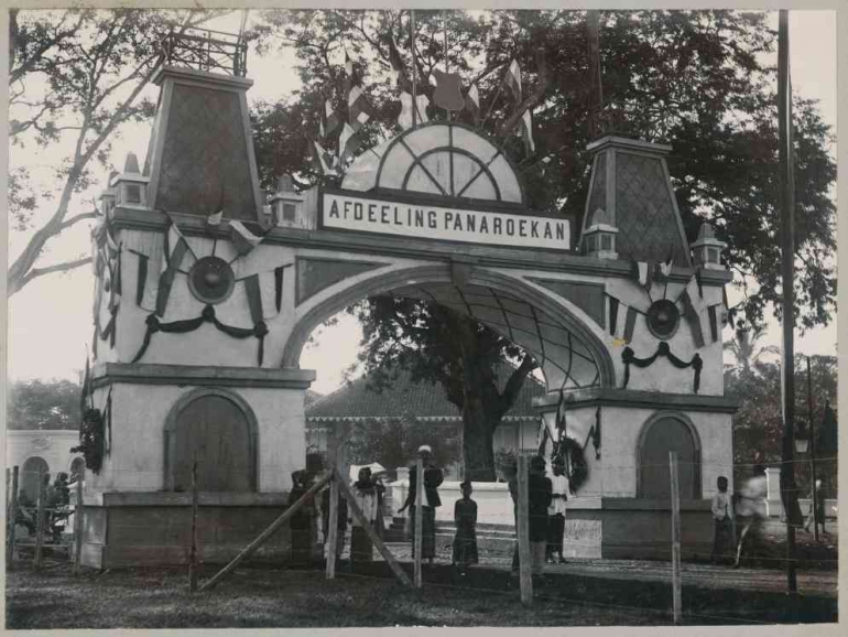 Pintu gerbang Afdeeling Panaroekan. Sumber: Digital Collection Leiden University Libraries