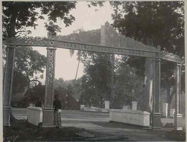 Pintu gerbang berukir. Sumber: Digital Collection Leiden University Libraries