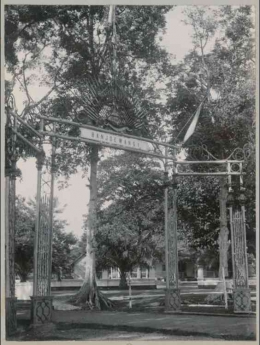 Pintu gerbang Afdeeling Banjoewangi. Sumber: Digital Collection Leiden University Libraries