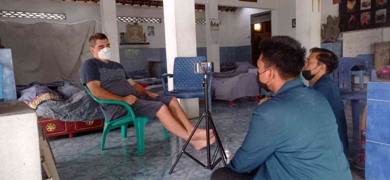 Dokumentasi kegiatan wawancara bersama Bapak Leo Kjartan di Pura Sonosewu 