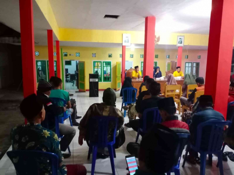 Rapat koordinasi persiapan Perayaan HUT RI 77 di Balai Desa Langkap 