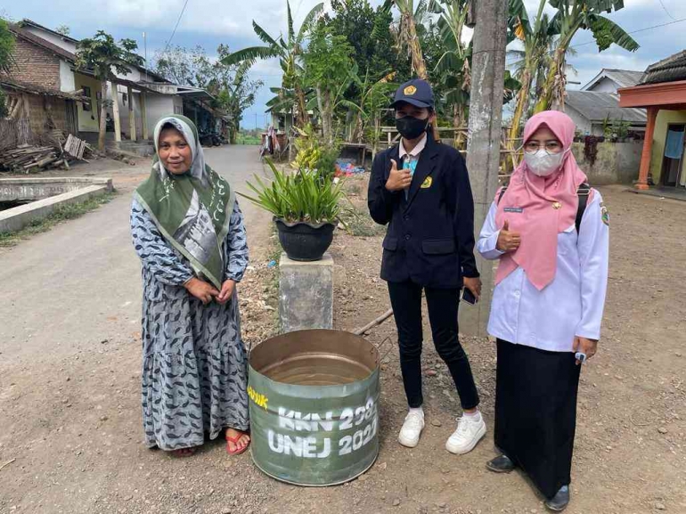 Pembagian tong sampah di Dusun Krajan Bawah/Dokumentasi pribadi