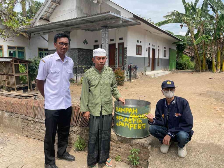 Pembagian tong sampah untuk masyarakat Desa Suger Lor/Dokumentasi pribadi